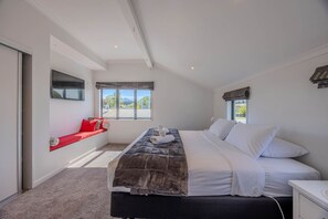5 bedrooms, iron/ironing board, free WiFi, bed sheets