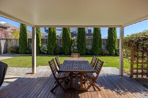 Outdoor dining - Spacious Central Wanaka Home - Perfect for Families - Walk to Lake & Town (Wānaka)