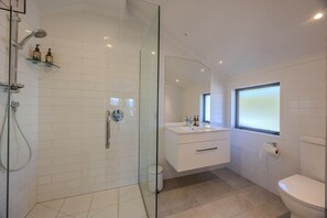 Shower, hair dryer, towels, soap - Spacious Central Wanaka Home - Perfect for Families - Walk to Lake & Town (Wānaka)