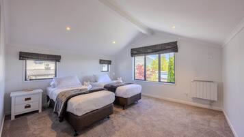 5 bedrooms, iron/ironing board, internet, bed sheets