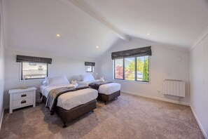 5 bedrooms, iron/ironing board, internet, bed sheets