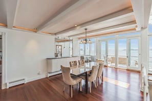 Dining - Waterfront Retro Retreat - Amazing SF Getaway (San Rafael)