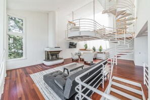 Televisión y chimenea 