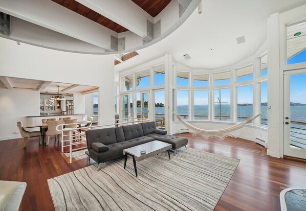 Televisión y chimenea 