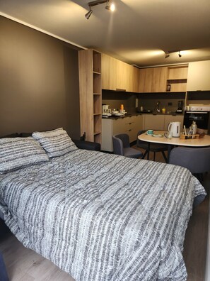 2 bedrooms, iron/ironing board, WiFi, bed sheets