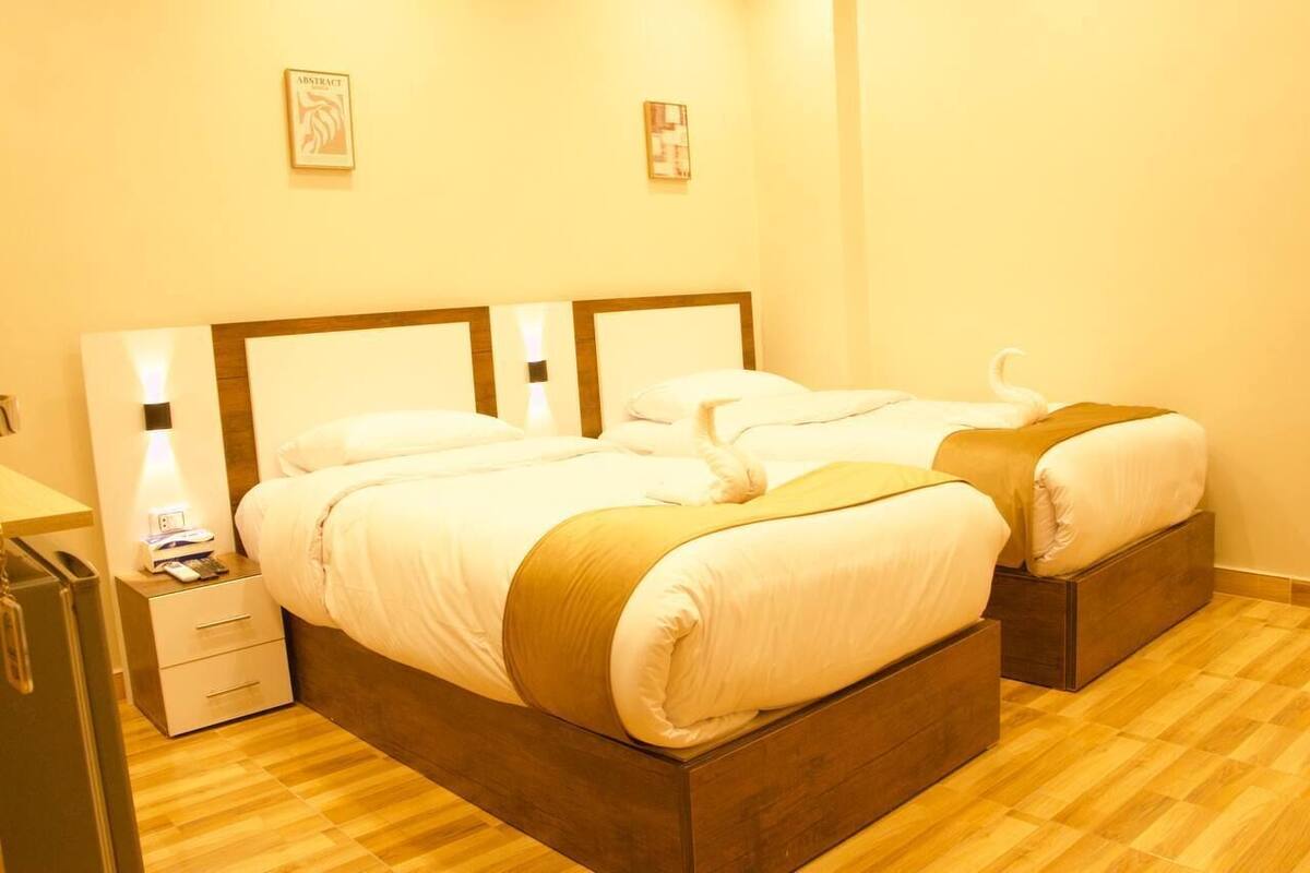 Roupas de cama antialérgicas, frigobar (abastecido com itens grátis)