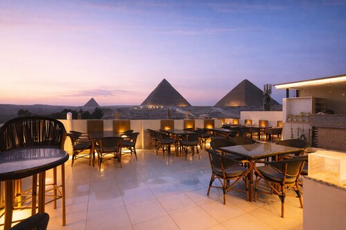 Pyramids On The Spot Inn