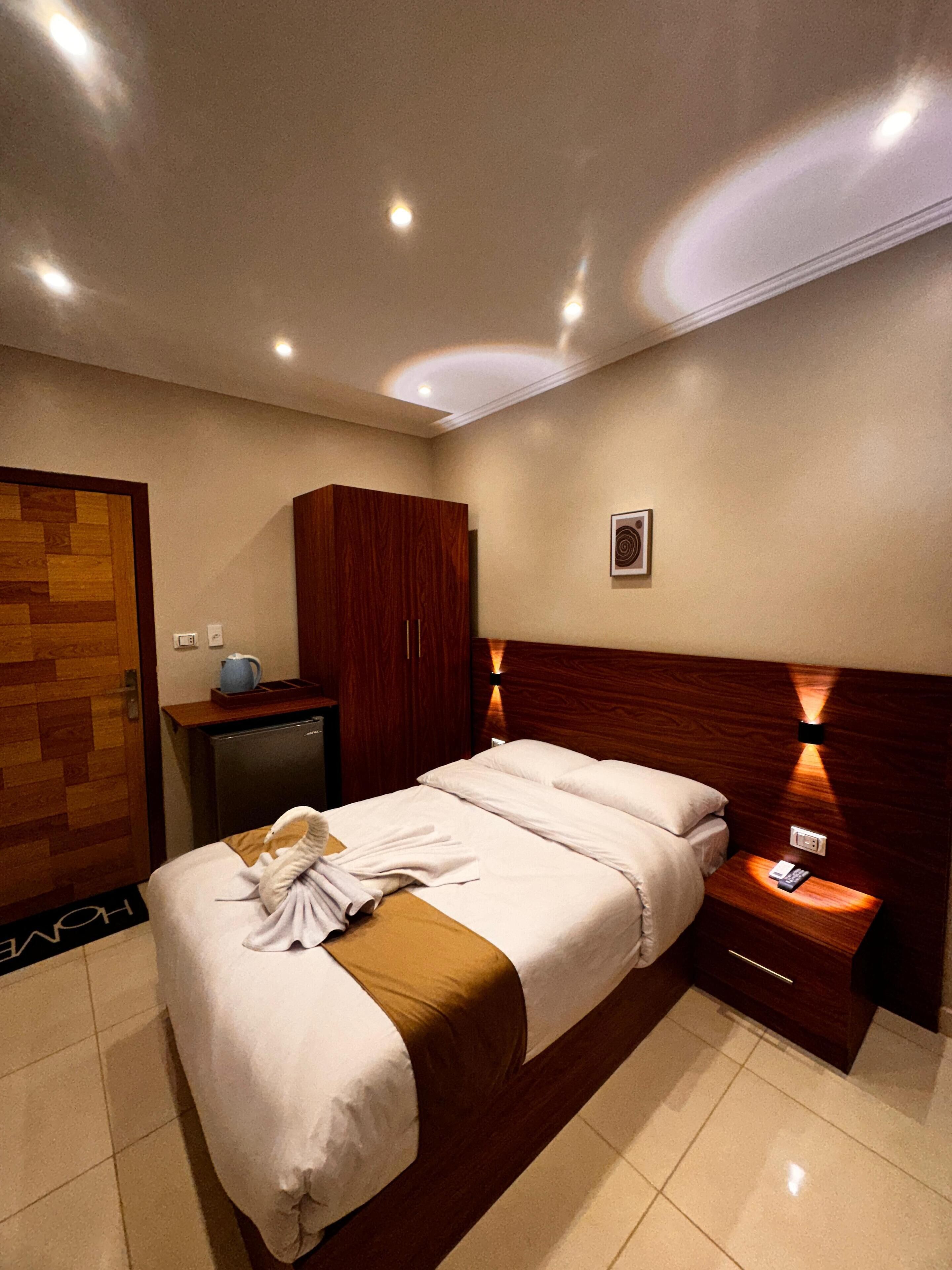 مكتب ومساحة عمل للكمبيوتر المحمول ومكواة/لوح كي وواي فاي مجانًا