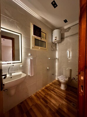 Habitación triple de lujo | Baño | Tina y regadera independientes, secadora de cabello, toallas, jabón 