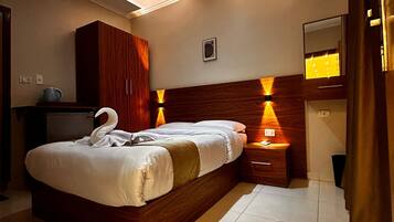 Luxury Single Room | Desk, laptop workspace, iron/ironing board, free WiFi