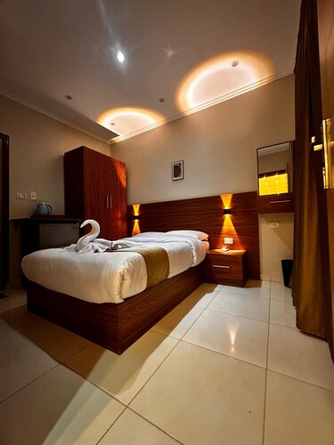 Pyramids On The Spot Inn