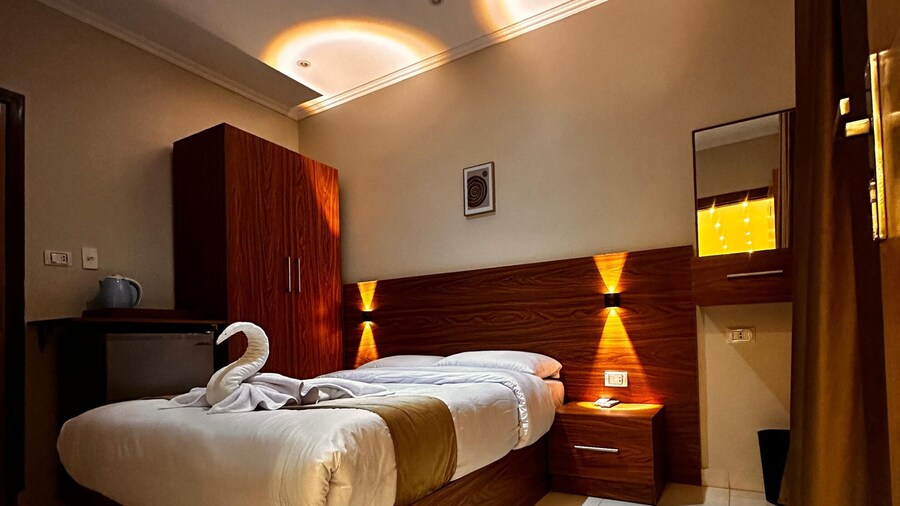 Pyramids On The Spot Inn