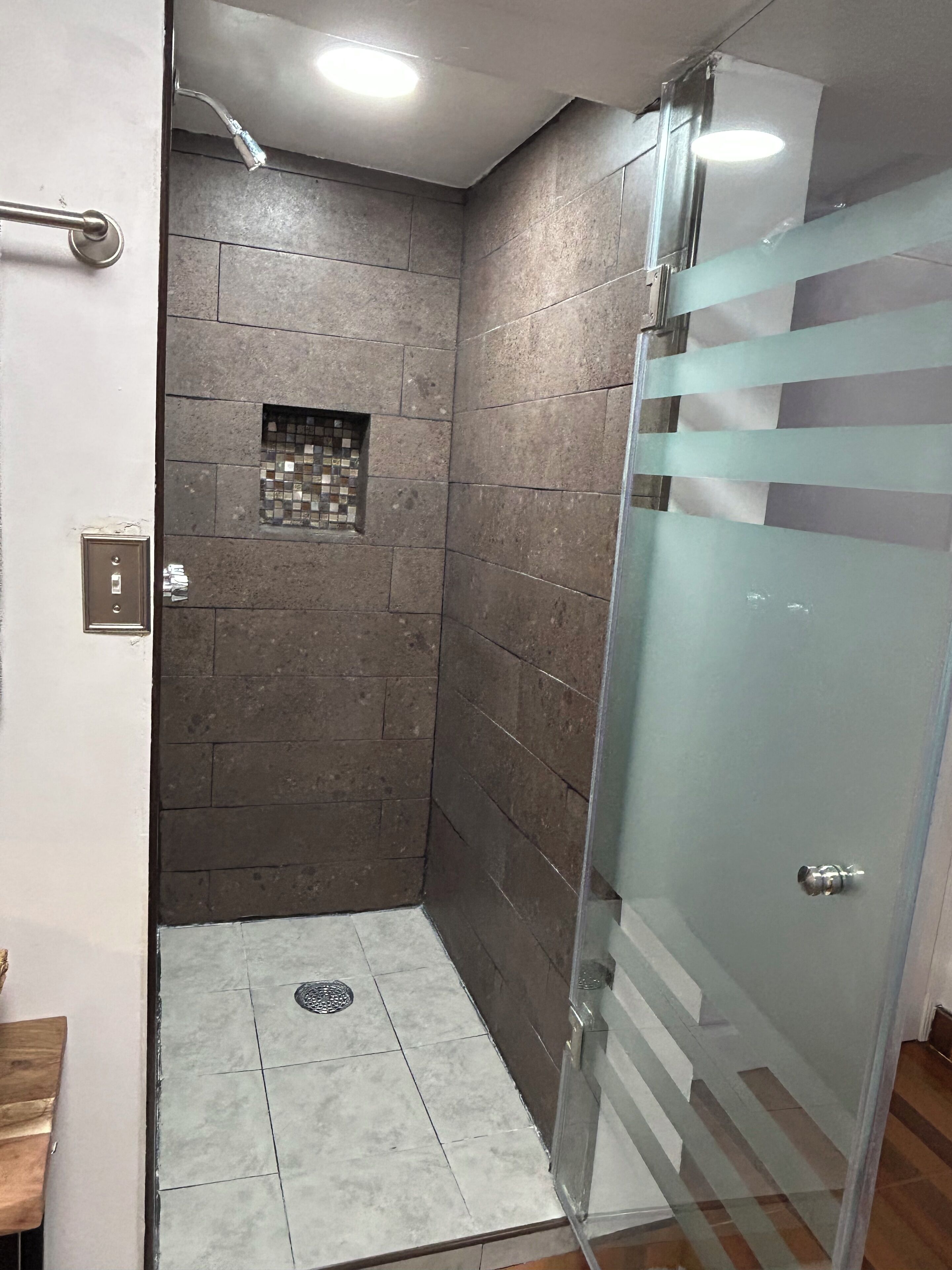 Douche, serviettes fournies, papier toilette