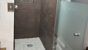 A shower area with tiled walls, a glass door, and a metal handle. - Your private space in an excellent location (Juárez)