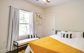 3 bedrooms, desk, iron/ironing board, free WiFi