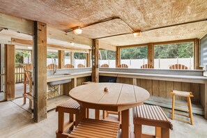 Outdoor dining - Saltwater Pool, Bar & Ocean Views – Duck OBX (Duck)