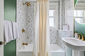 Amenidades de baño ecológicas, secadora de cabello, toallas, jabón 