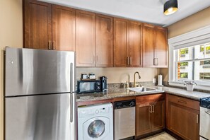 Frigorífico, microondas, horno y placa de cocina