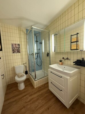 Séchoir à cheveux, serviettes fournies, savon, papier de toilette