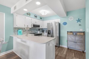 Kylskåp, mikrovågsugn, ugn och spishäll