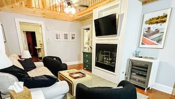 Smart TV, fireplace, books, stereo