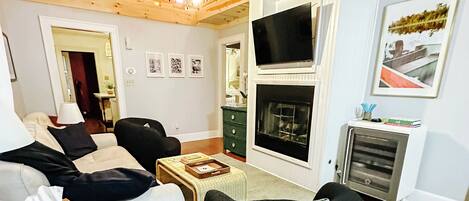 Smart TV, fireplace, books, stereo
