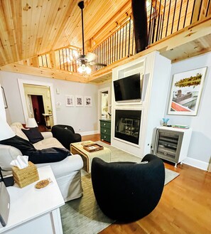 Älytelevisio, takka, kirjoja, stereot