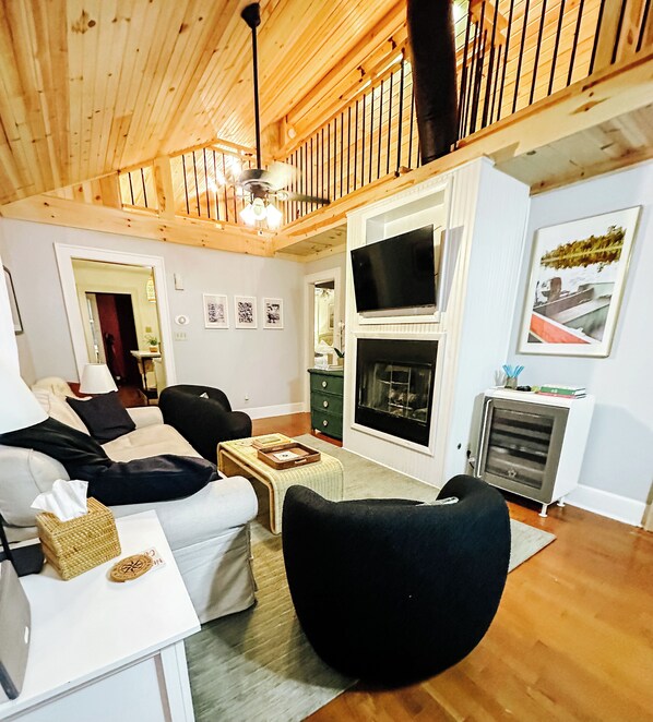 Smart TV, chimenea, libros y estéreo 