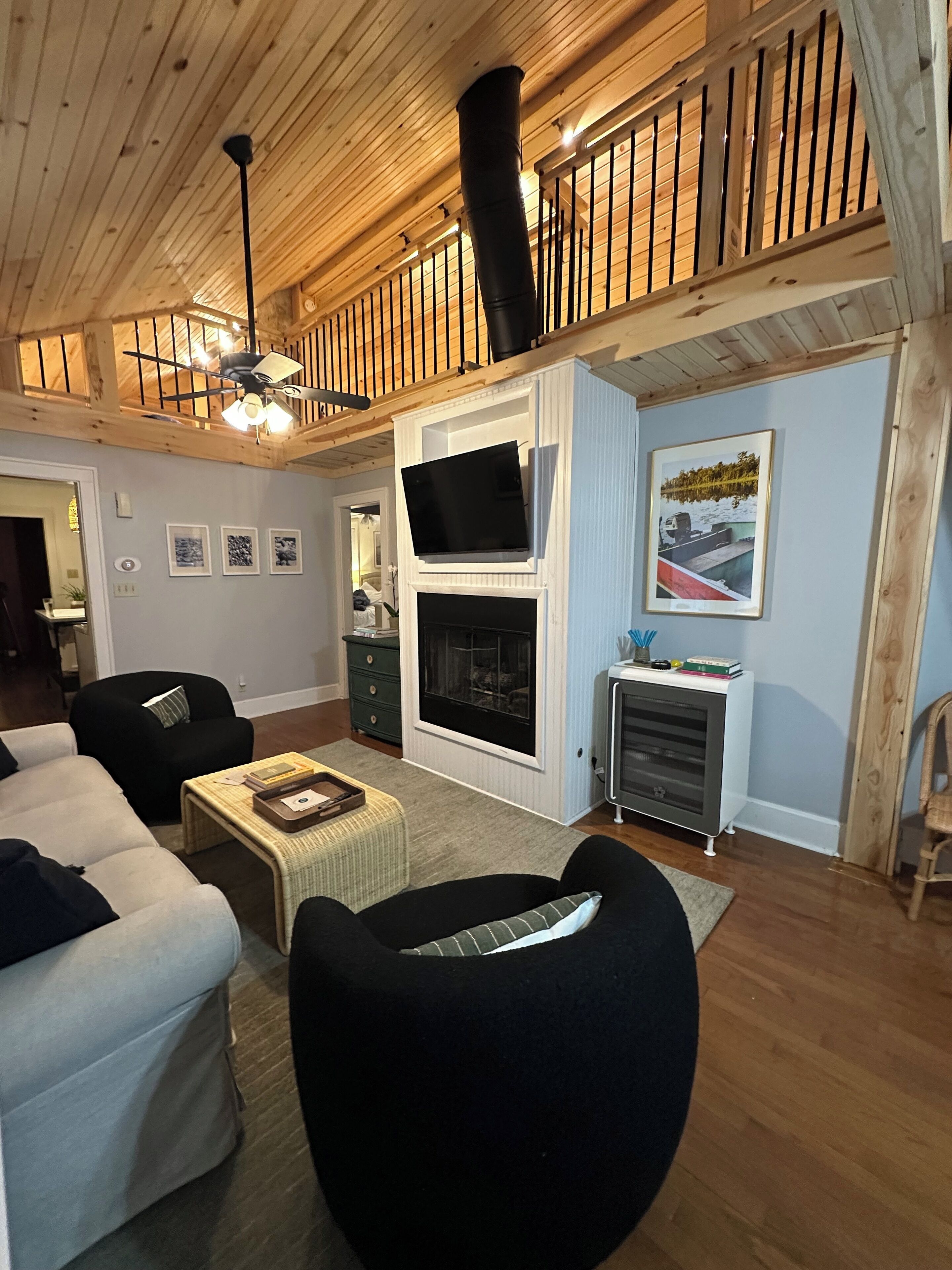 تلفزيون ذكي، مدفأة، كُتُب، ستيريو