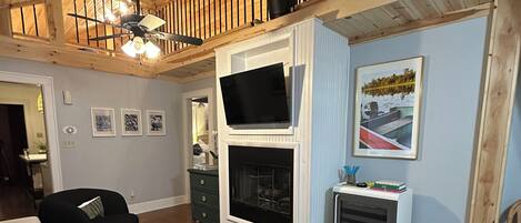 Smart-TV, peis, bøker og stereoanlegg