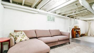 Smart TV, fireplace, books, stereo