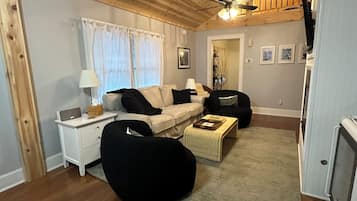 Een smart-tv, een open haard, boeken en een stereo