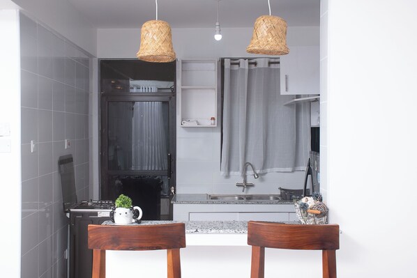 Private kitchen - Casa Kayla Apartment – Modern 2-Bedroom Stay in the Heart of Busia (Busia)