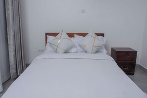 Tabla de planchar con plancha, wifi y ropa de cama