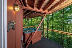 Outdoor spa tub - Treetop Soaks, Fireside Wine, Arcade Games & Easy Access to Ober Mountain - Hideaway Chalet (Gatlinburg)