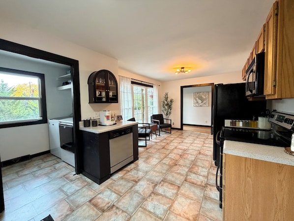 Micro-ondes, four, plaque de cuisson, lave-vaisselle