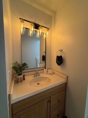 Douche, séchoir à cheveux, serviettes fournies, savon