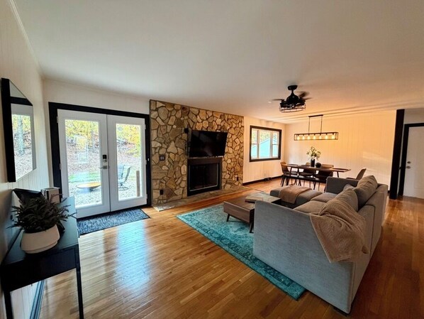 Télévision, cheminée