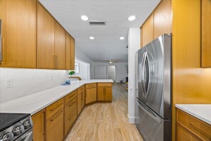 Kühlschrank, Mikrowelle, Herdplatte, Geschirrspüler