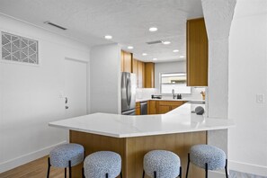 Een koelkast, een microgolfoven, een kookplaat, een vaatwasser