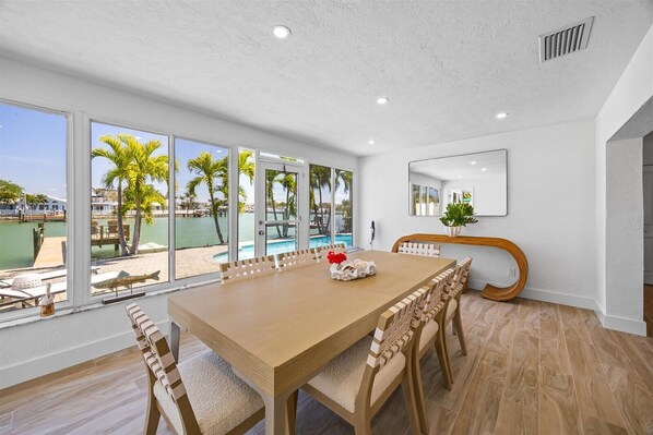 Dining - Waterfront Retreat 3 Bedroom 2 Bath Pool & Dock (Saint Petersburg)