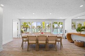 Dining - Waterfront Retreat 3 Bedroom 2 Bath Pool & Dock (Saint Petersburg)