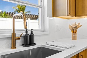 Interior - Waterfront Retreat 3 Bedroom 2 Bath Pool & Dock (Saint Petersburg)