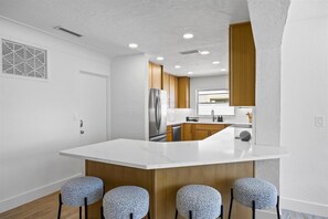 Fridge, microwave, stovetop, dishwasher - Waterfront Retreat 3 Bedroom 2 Bath Pool & Dock (Saint Petersburg)