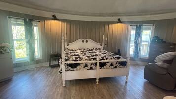 Tabla de planchar con plancha, wifi y ropa de cama