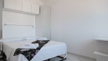 Apartemen, pemandangan kota | Brankas, tirai kedap cahaya, kedap suara, dan setrika/meja setrika