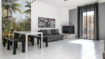 Departamento, vista a la ciudad | Área de sala de estar | Televisión