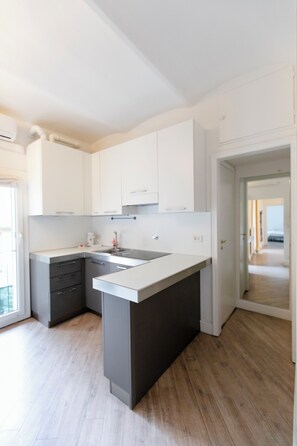 Apartament, balcó, vistes a la ciutat | Cuina privada