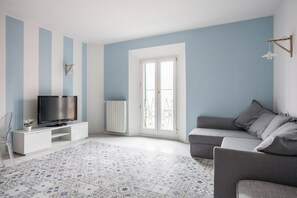 Leilighet, byutsikt | Oppholdsområde | TV