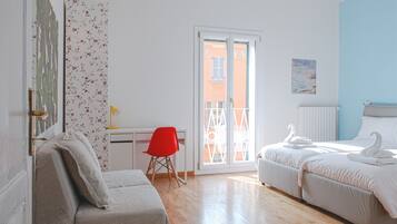 Appartamento, vista città | Una cassaforte in camera, tende oscuranti, insonorizzazione